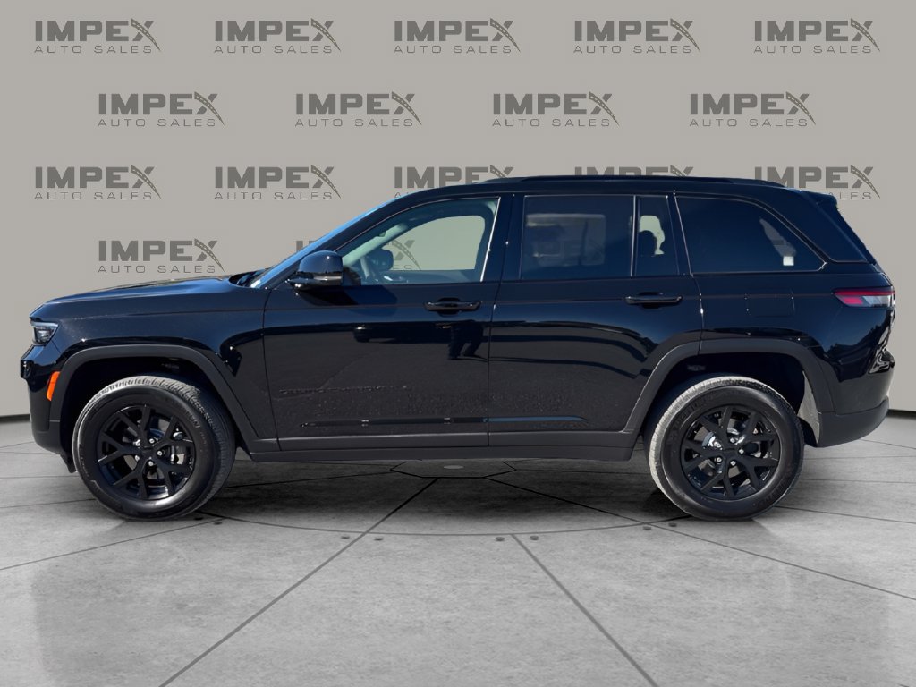Used 2025 Jeep Grand Cherokee Altitude RWD image 2