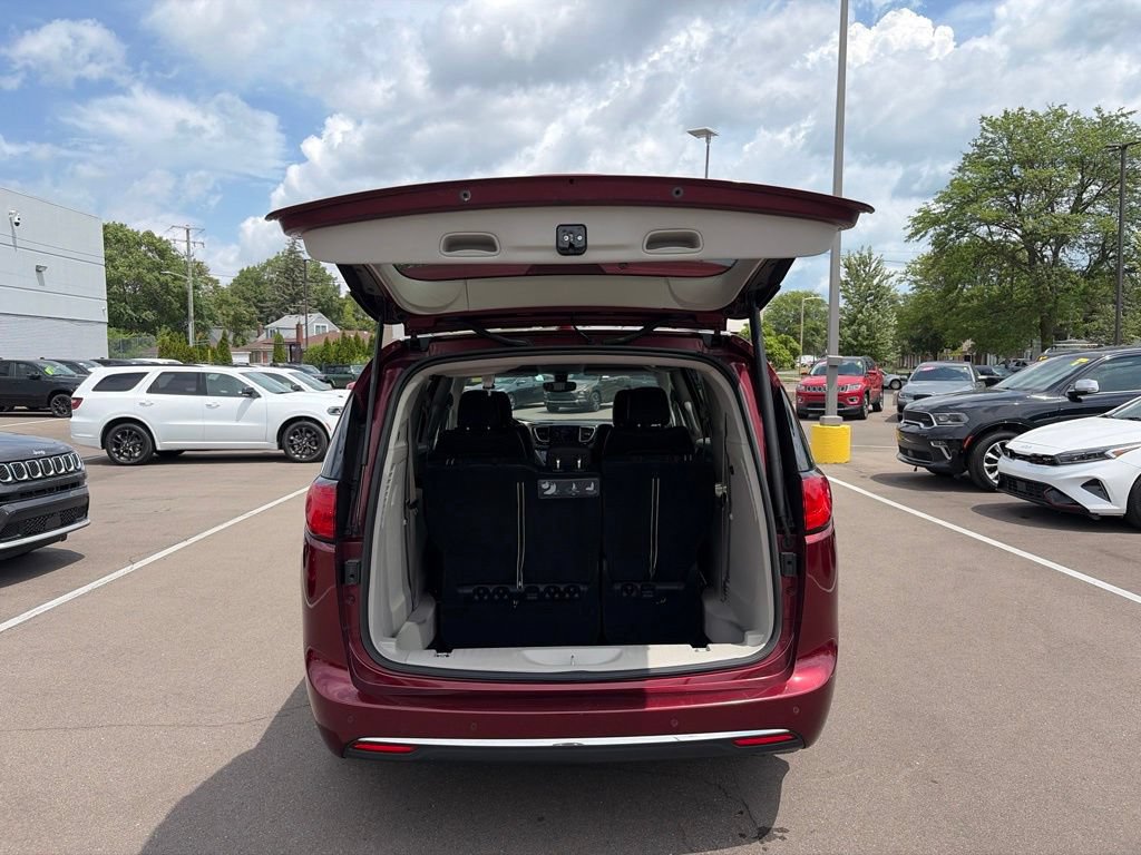 Used 2018 Chrysler Pacifica Touring-L Plus FWD image 11