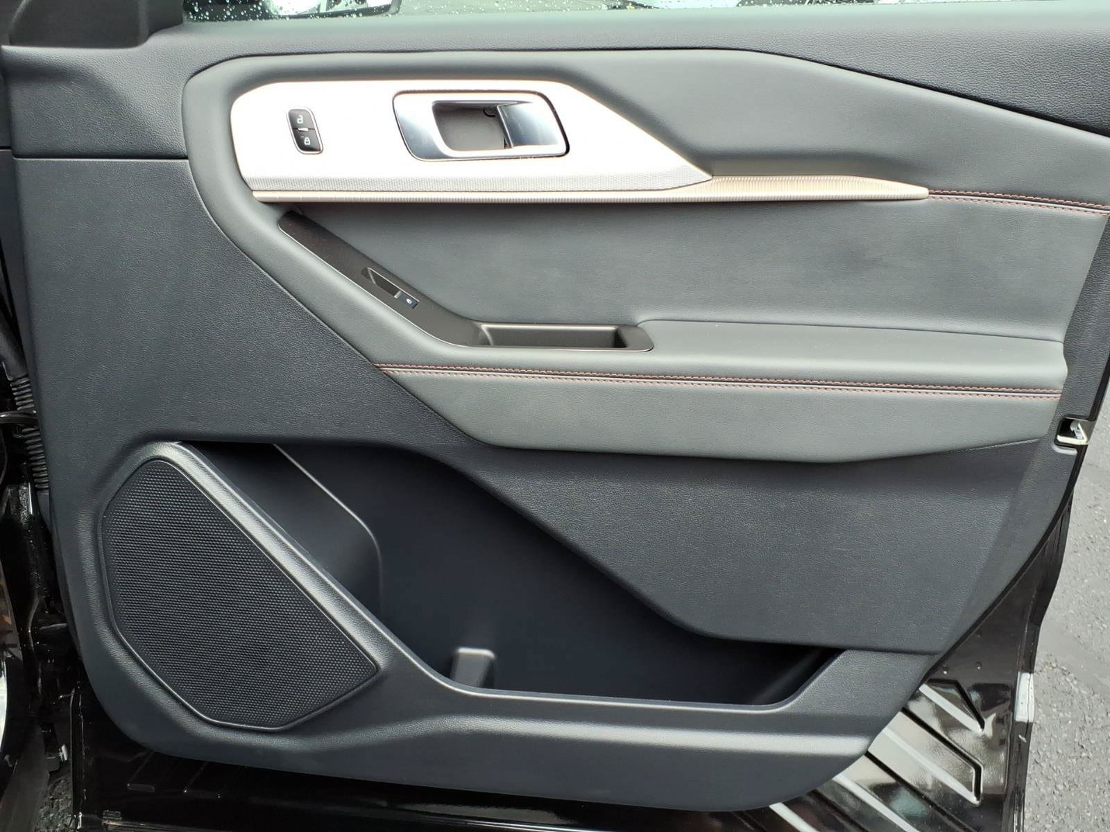 Used 2025 Ford Explorer Active AWD/4WD image 10