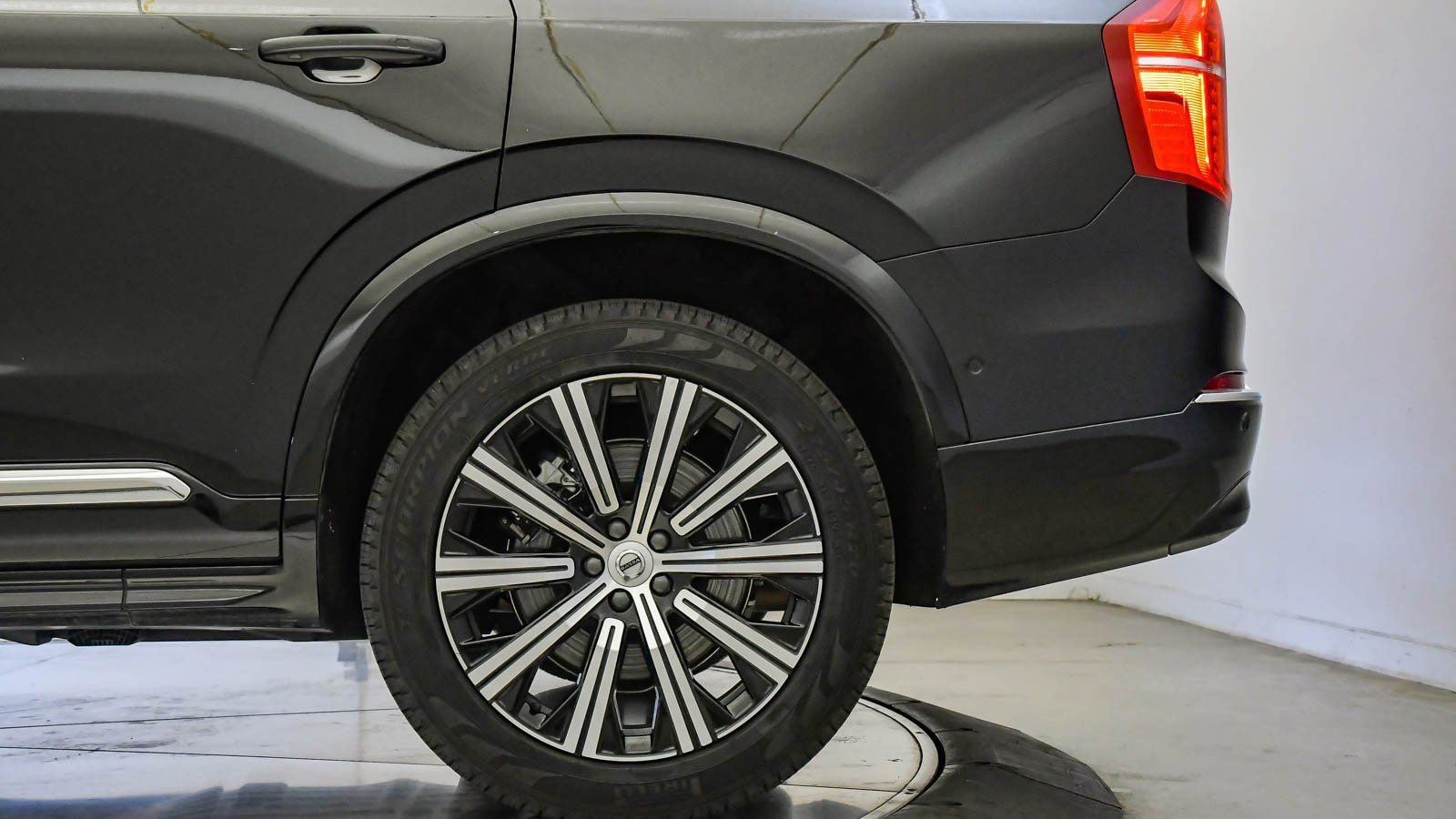 Used 2025 Volvo XC90 B6 Plus image 10