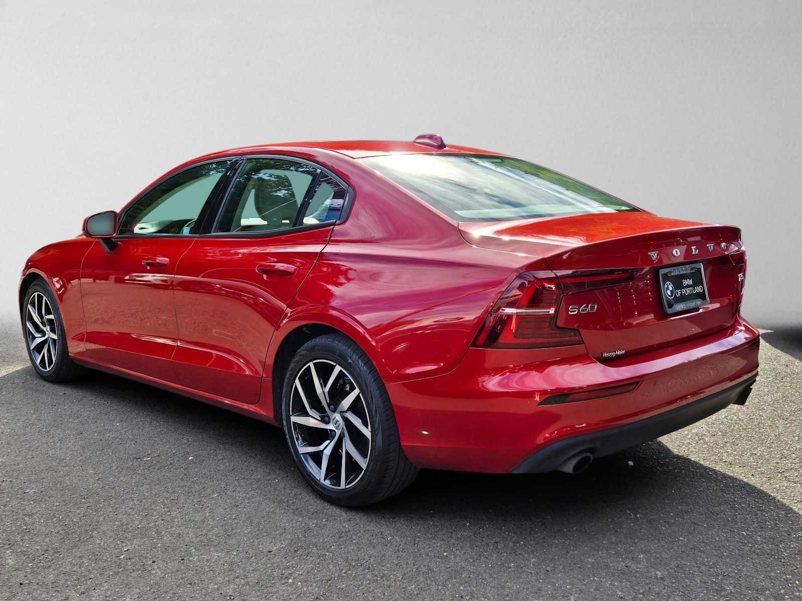 Used 2020 Volvo S60 T5 Momentum w/ Premium Package FWD image 5