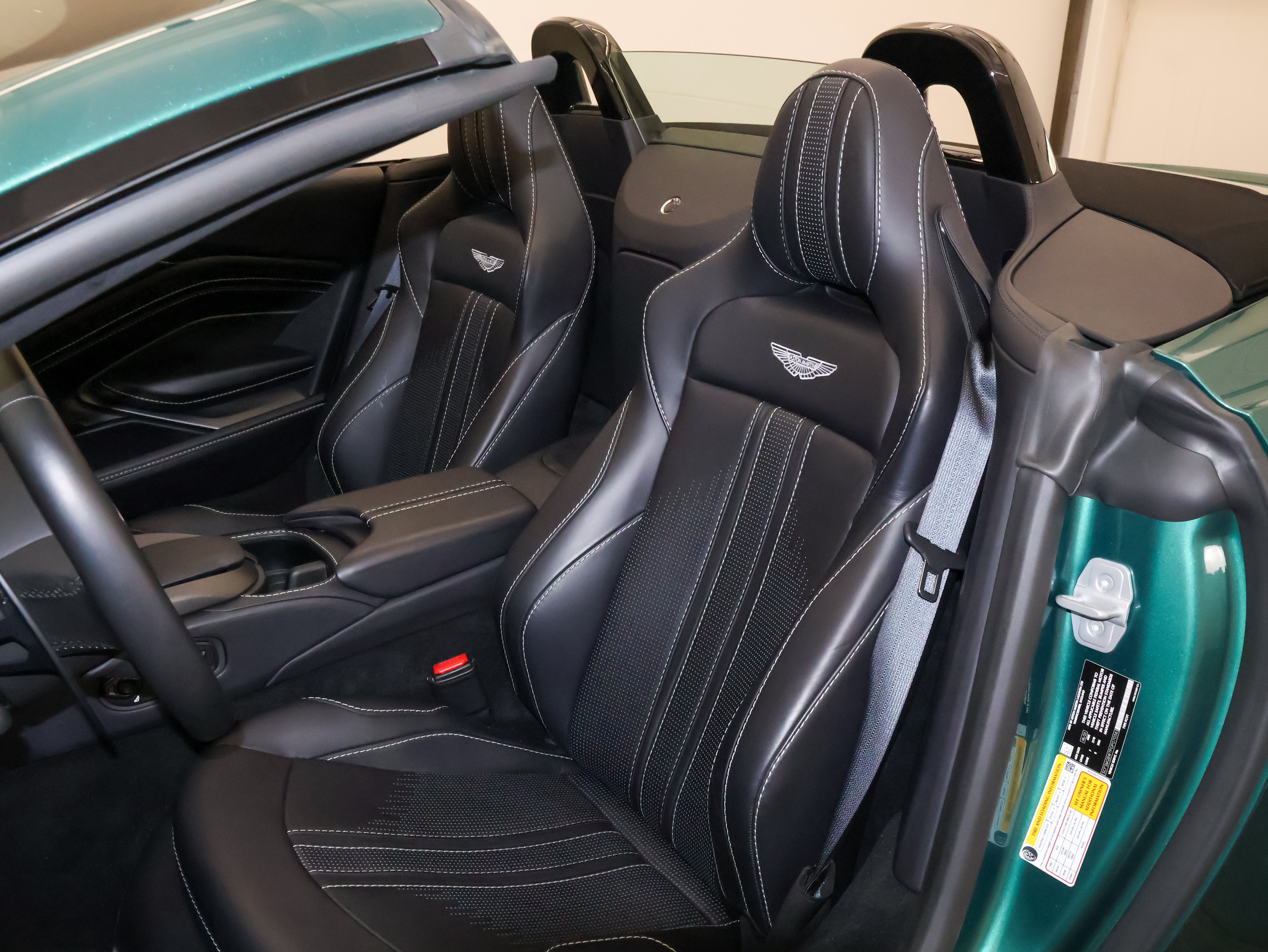 Used 2023 Aston Martin V8 Vantage Roadster RWD image 14