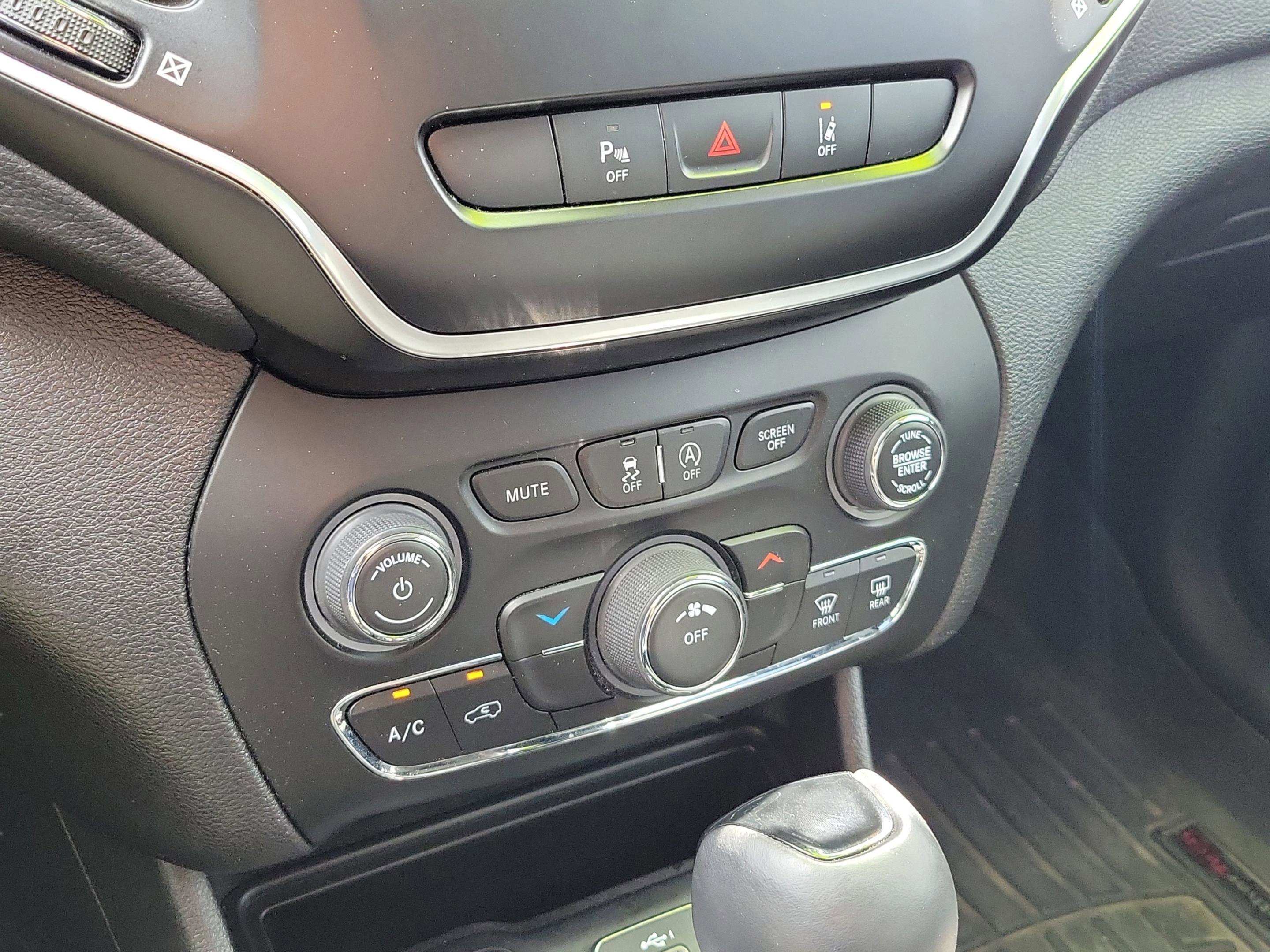 Used 2021 Jeep Cherokee Latitude Plus AWD/4WD image 34