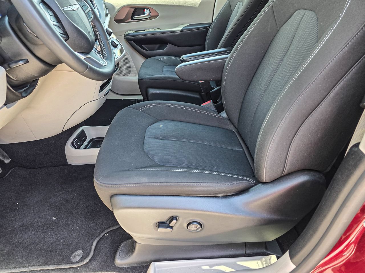 Used 2023 Chrysler Voyager LX FWD image 13