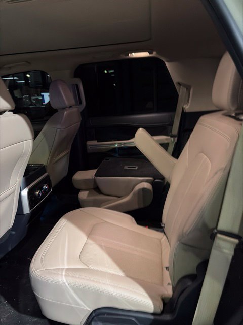 Used 2024 Ford Expedition Limited AWD/4WD image 2