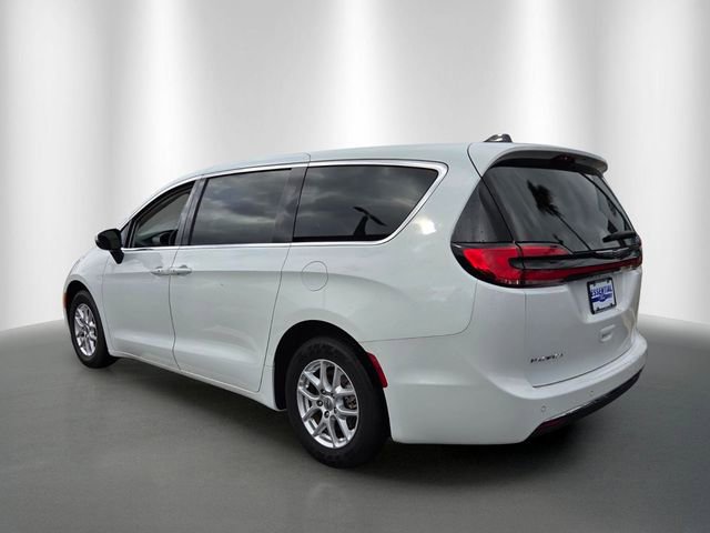Used 2023 Chrysler Pacifica Touring-L FWD image 3