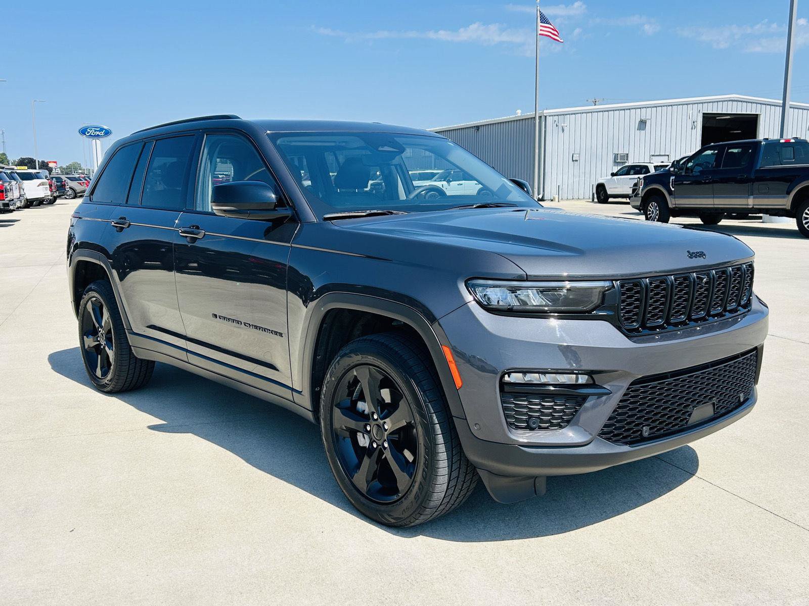 Used 2023 Jeep Grand Cherokee Limited w/ Luxury Tech Group II AWD/4WD image 2