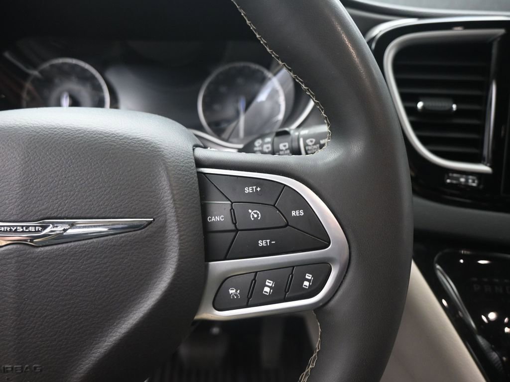 Used 2023 Chrysler Pacifica Touring-L image 13