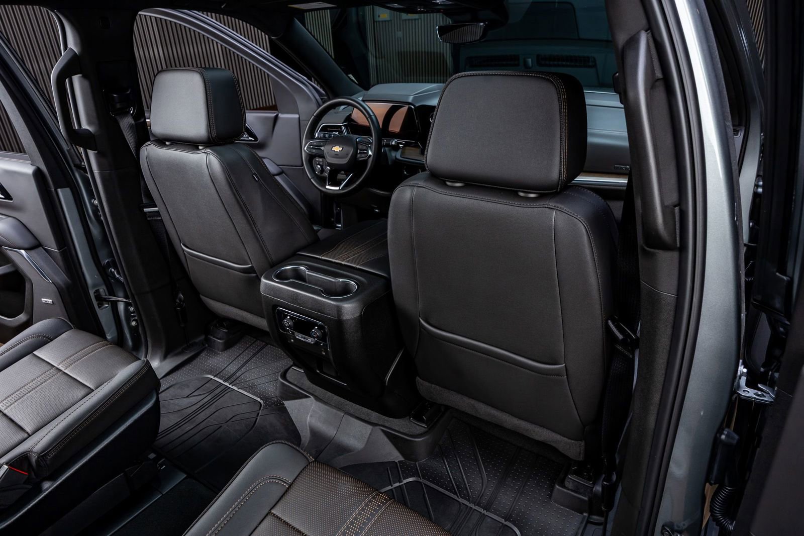 Used 2025 Chevrolet Tahoe High Country AWD/4WD image 32