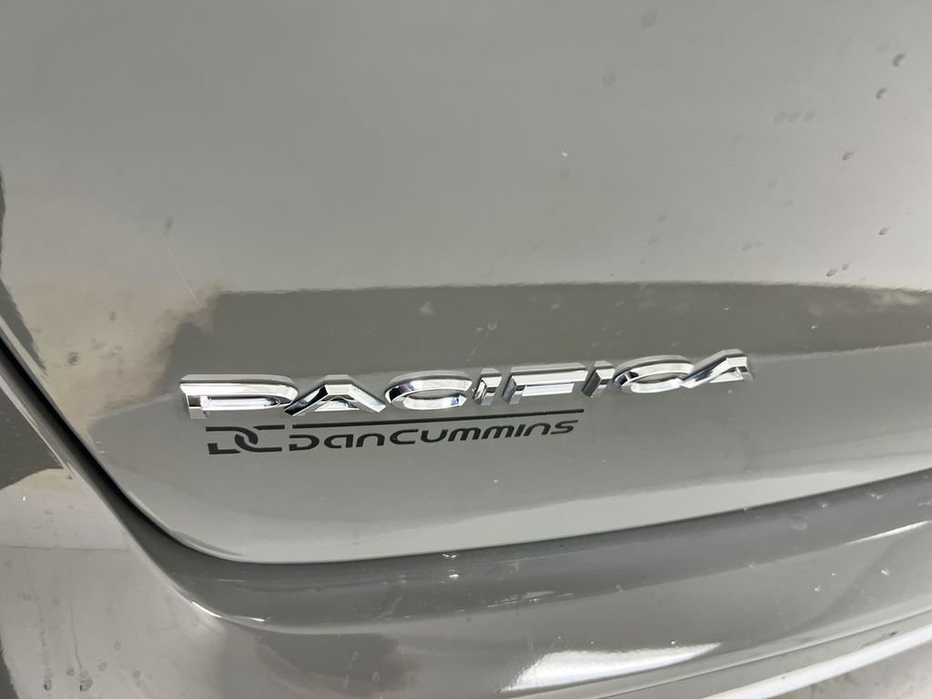 Used 2021 Chrysler Pacifica Touring w/ Uconnect Theater Family Group FWD image 26