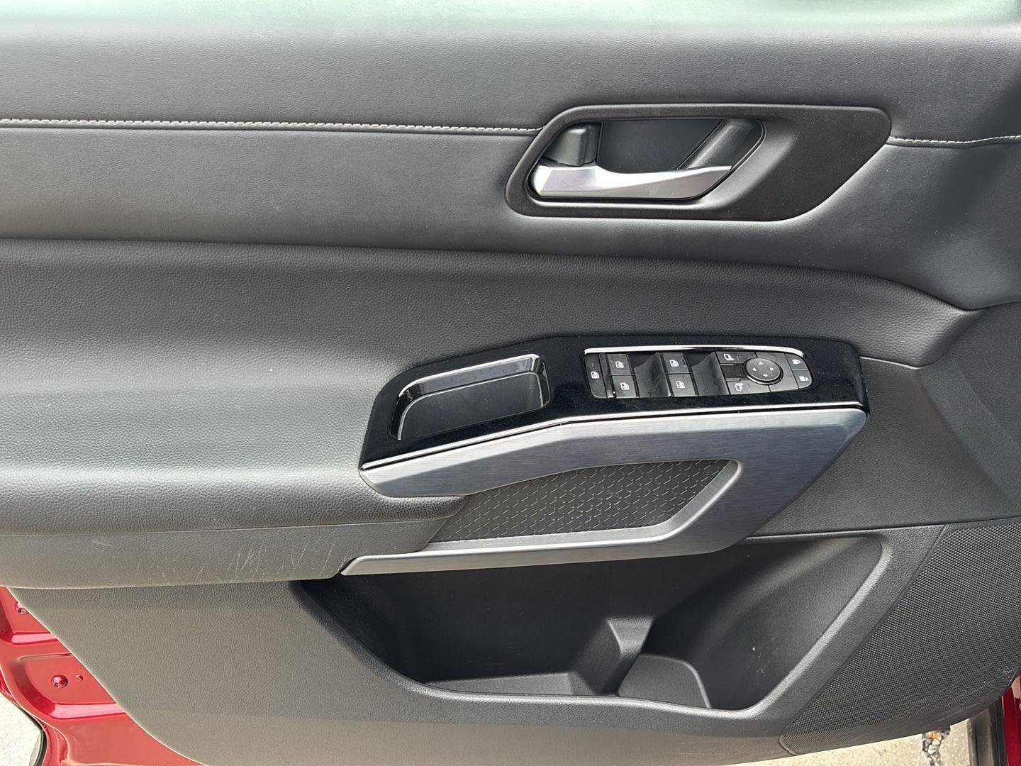 Used 2024 Nissan Pathfinder SL image 14