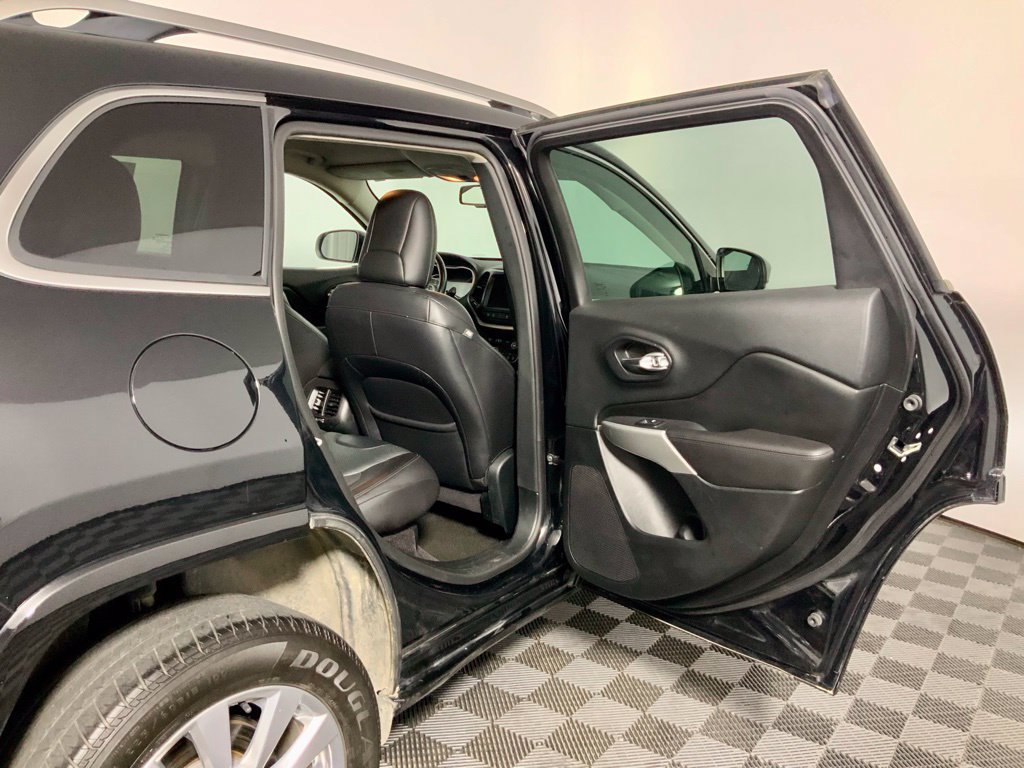Used 2018 Jeep Cherokee Overland w/ Technology Group AWD/4WD image 28