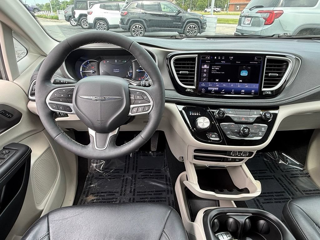 Used 2022 Chrysler Pacifica Touring-L FWD image 16
