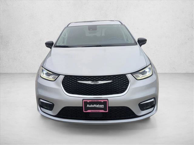 Used 2024 Chrysler Pacifica Touring-L FWD image 2