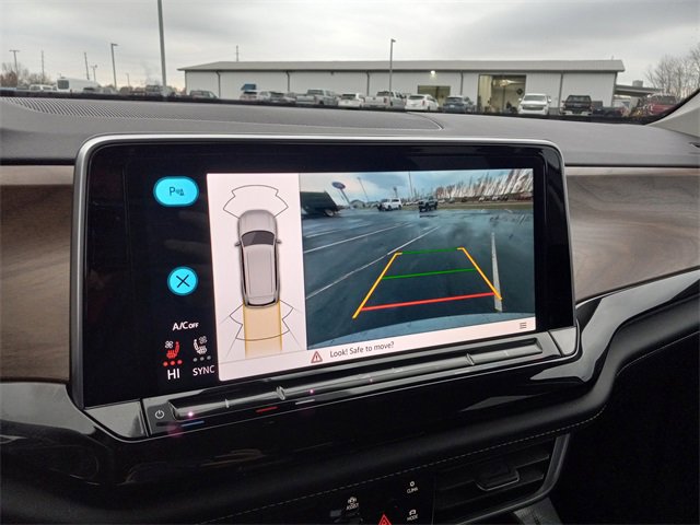 Used 2025 Volkswagen Atlas SE image 22