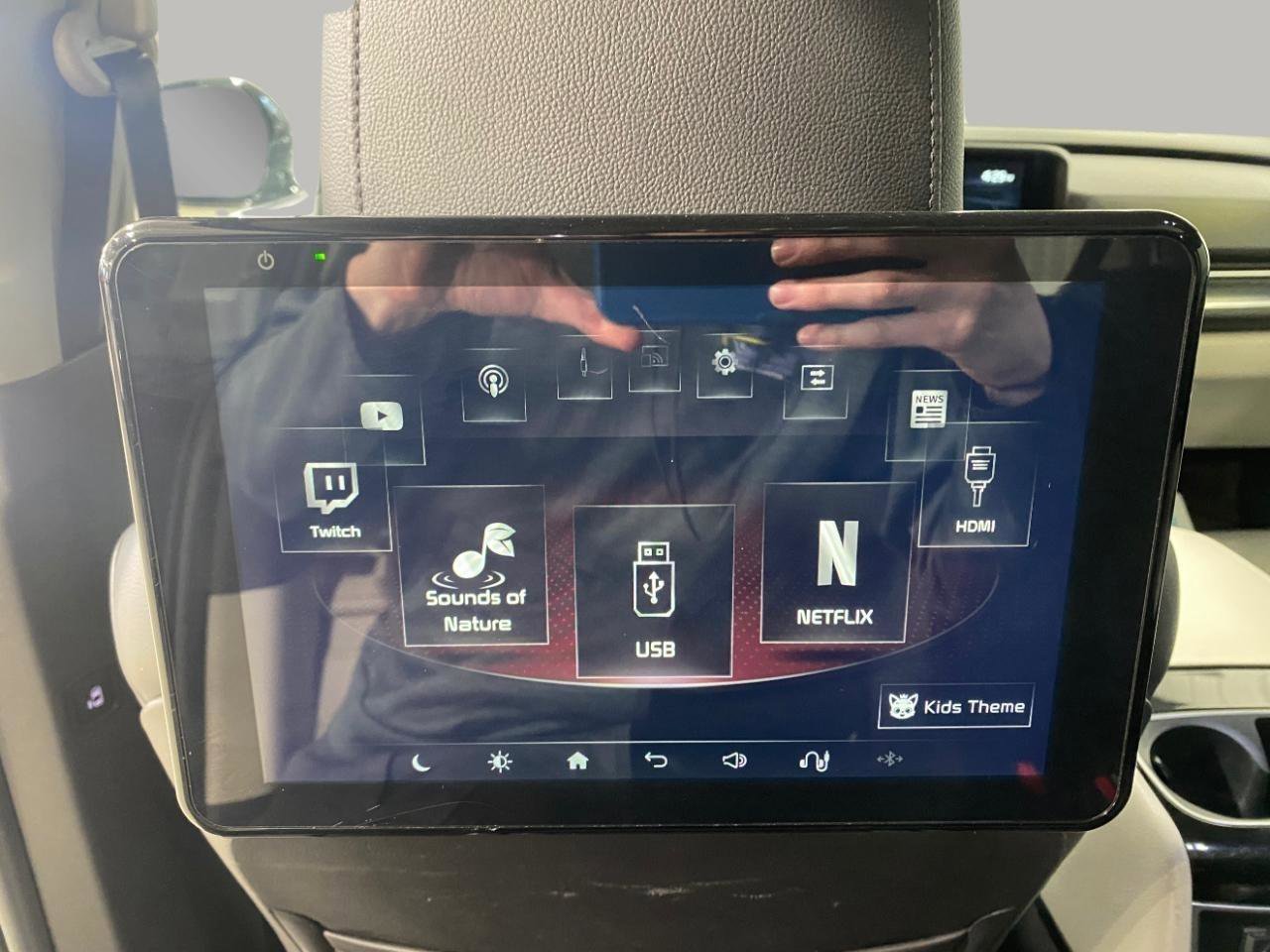 Used 2022 Kia Carnival SX Prestige image 12