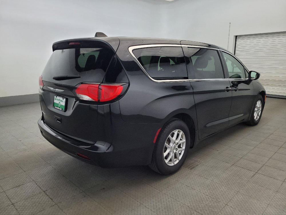 Used 2023 Chrysler Voyager LX FWD image 9