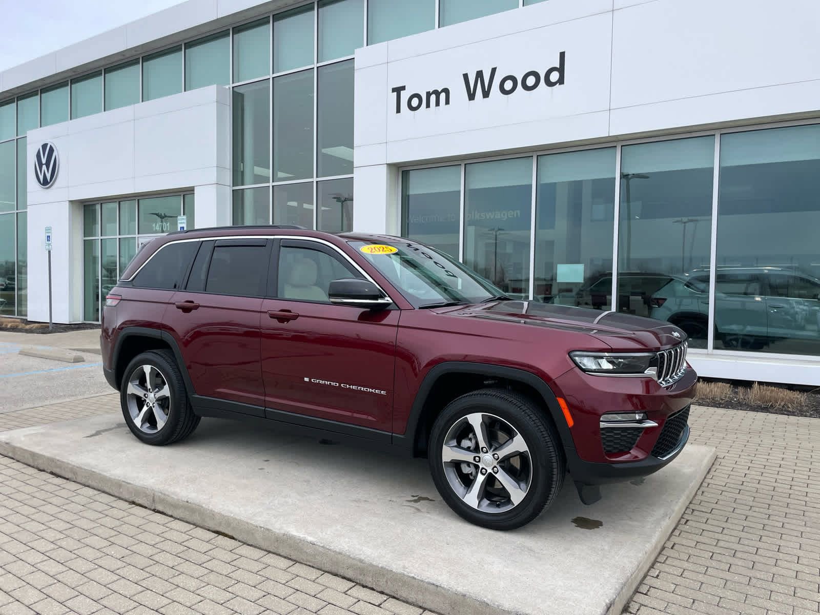 Used 2025 Jeep Grand Cherokee Limited w/ Trailer Tow Package AWD/4WD image 16