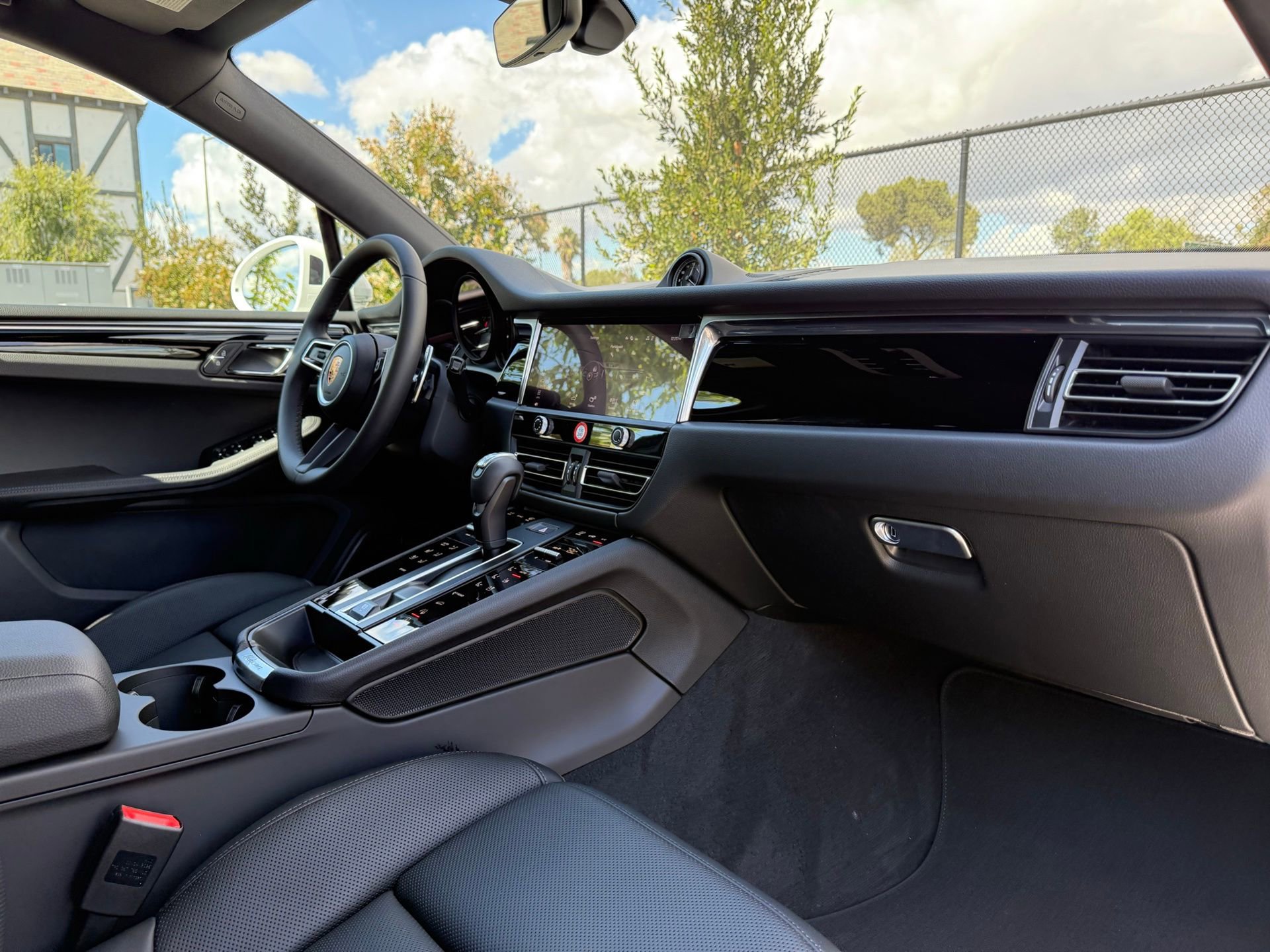 Used 2025 Porsche Macan image 25