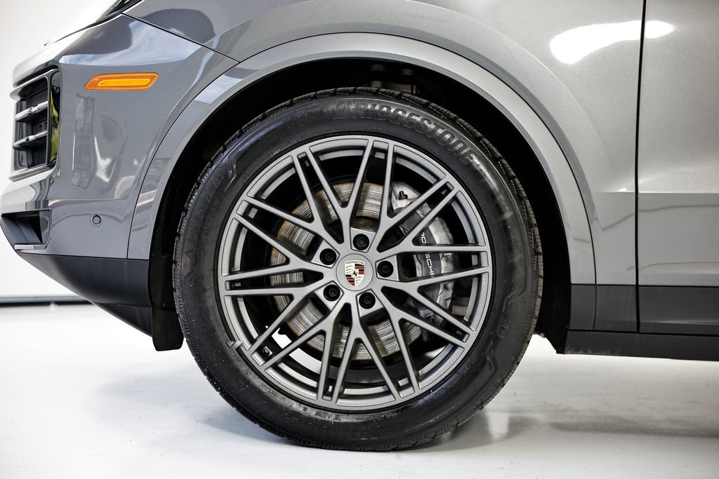 Certified 2025 Porsche Cayenne AWD/4WD image 13