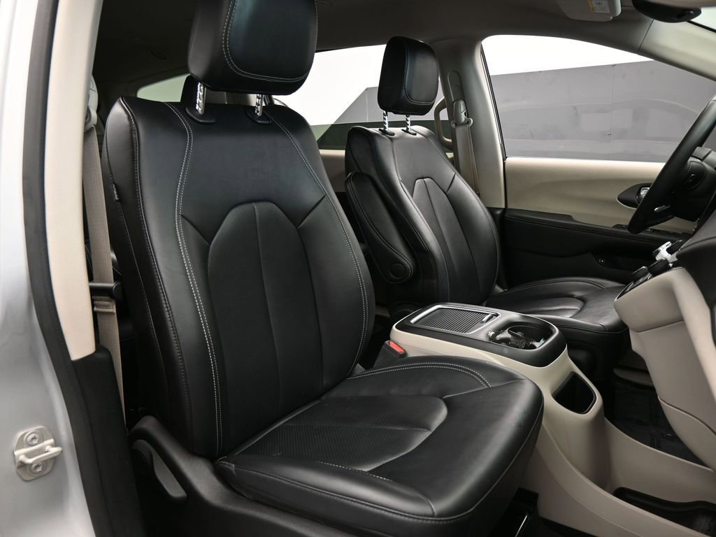 Used 2024 Chrysler Pacifica Select image 46