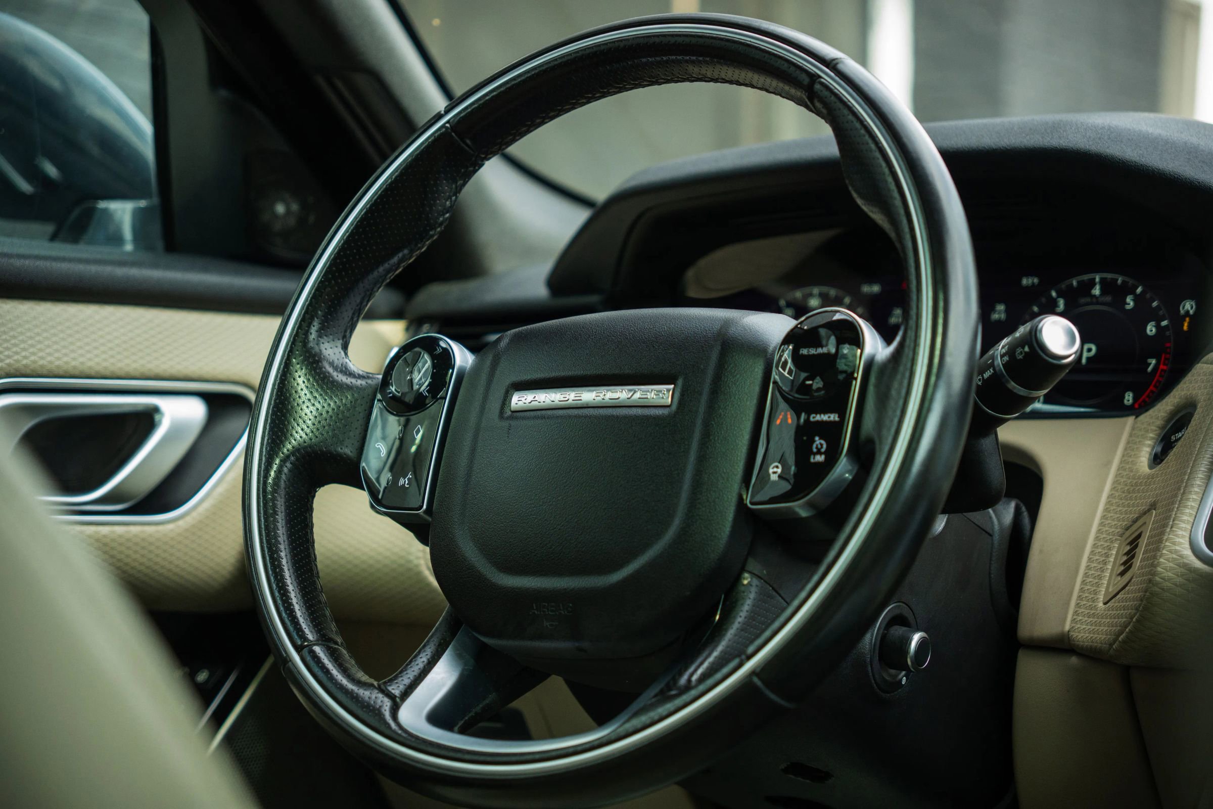 Used 2019 Land Rover Range Rover Velar R-Dynamic SE image 10
