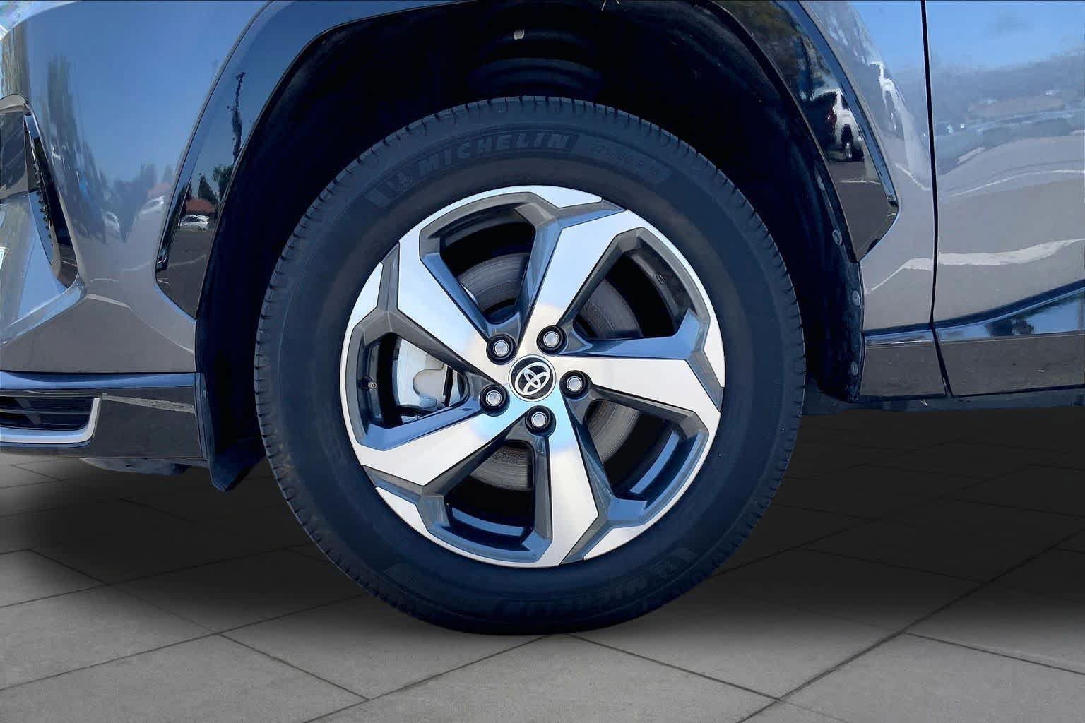Used 2021 Toyota RAV4 SE w/ Weather & Moonroof Package AWD/4WD image 10