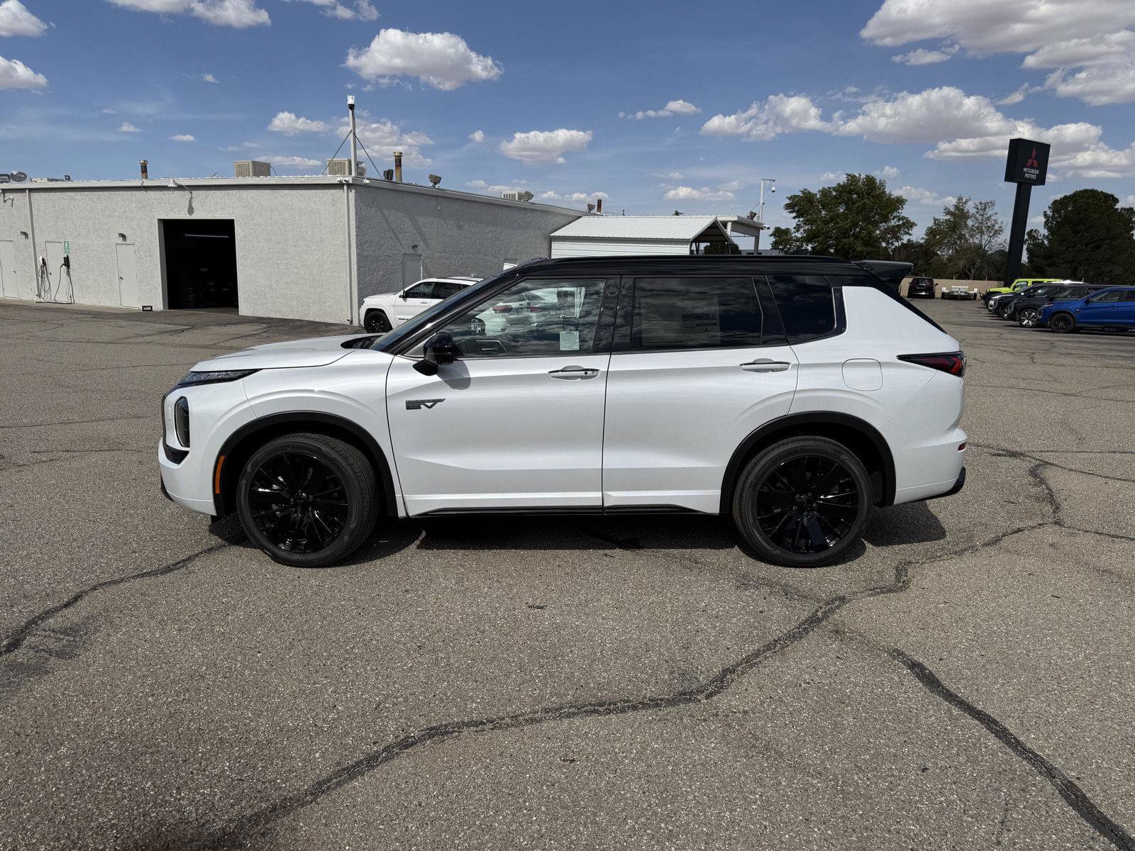 New 2026 Mitsubishi Outlander 4WD Plug-In Hybrid image 2