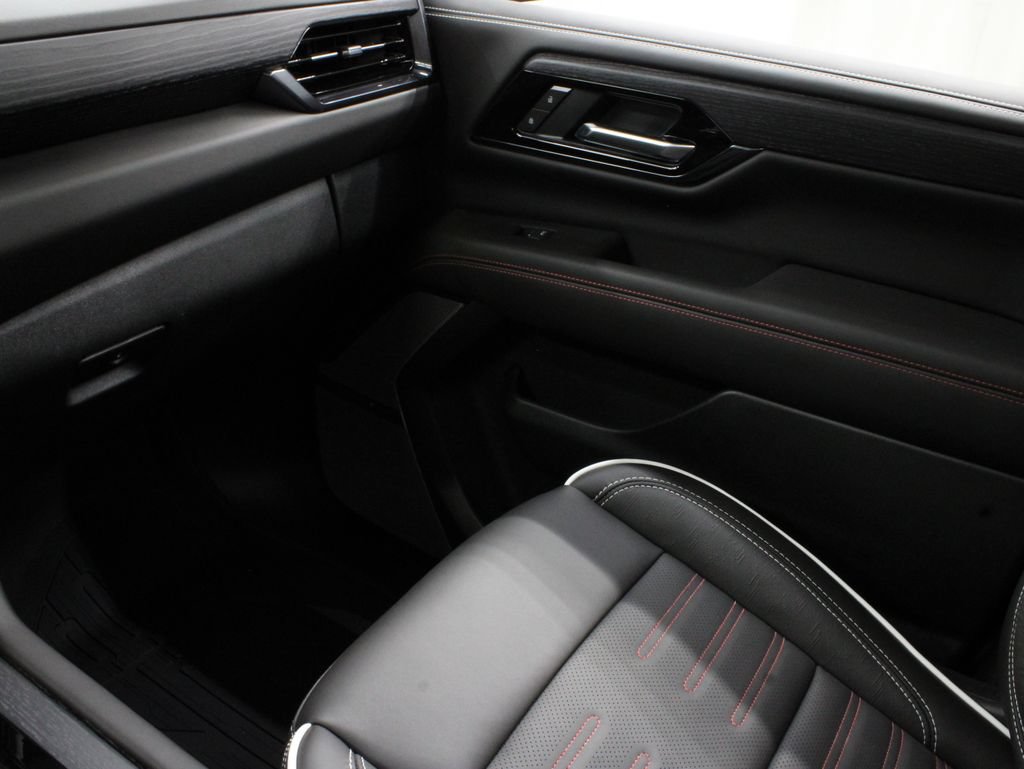 Used 2026 GMC Yukon AT4 Ultimate w/ LPO, Floor Liner Package AWD/4WD image 39