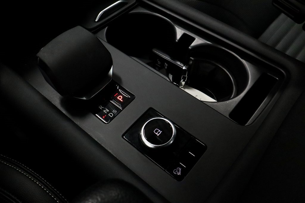 Used 2024 Land Rover Discovery S image 32