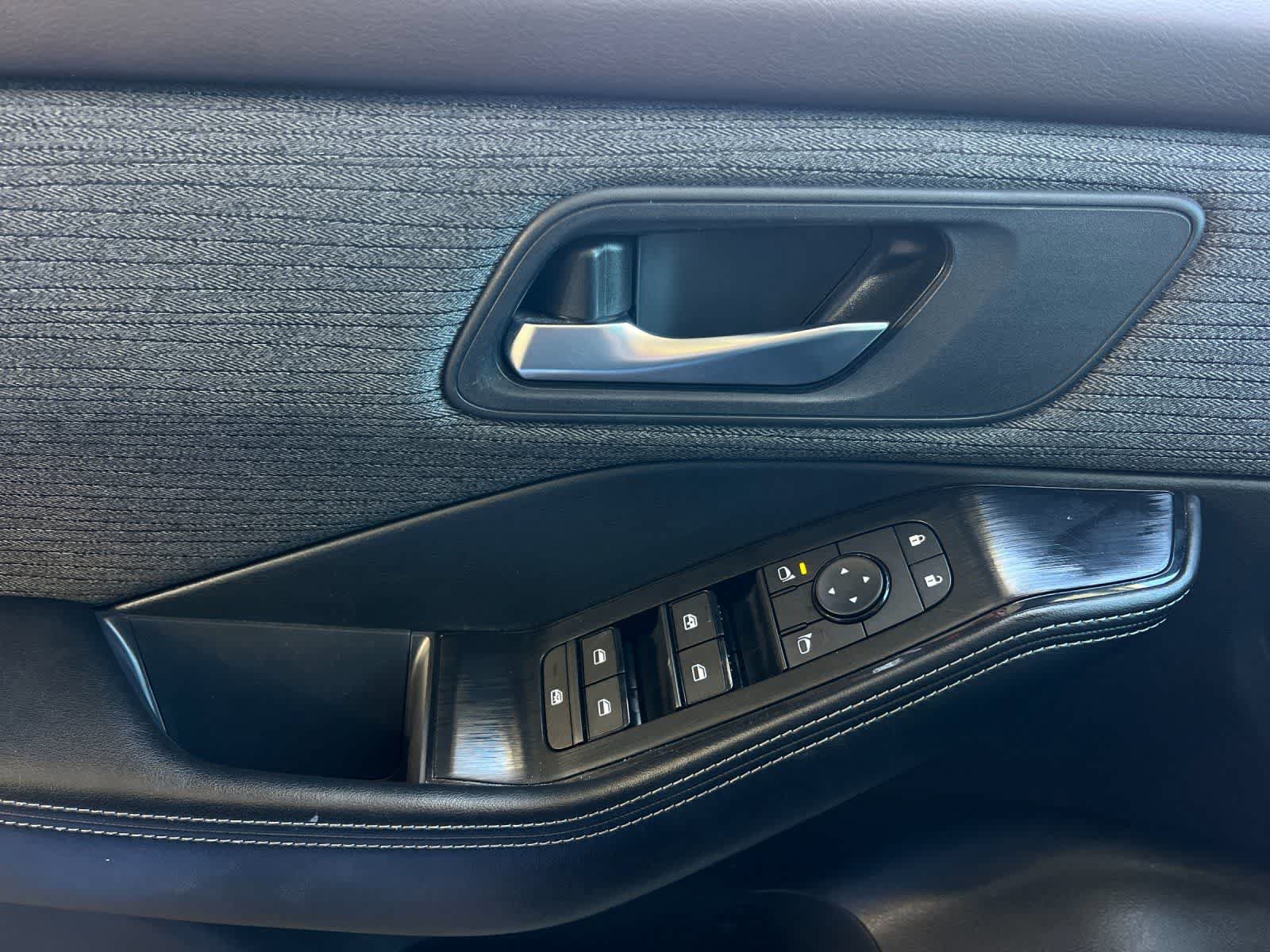 Used 2023 Nissan Rogue SV FWD image 13