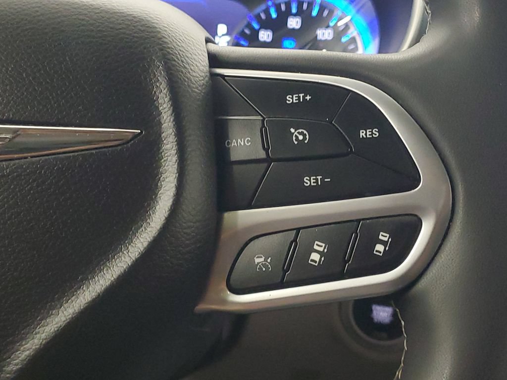 Used 2023 Chrysler Pacifica Touring-L FWD image 12