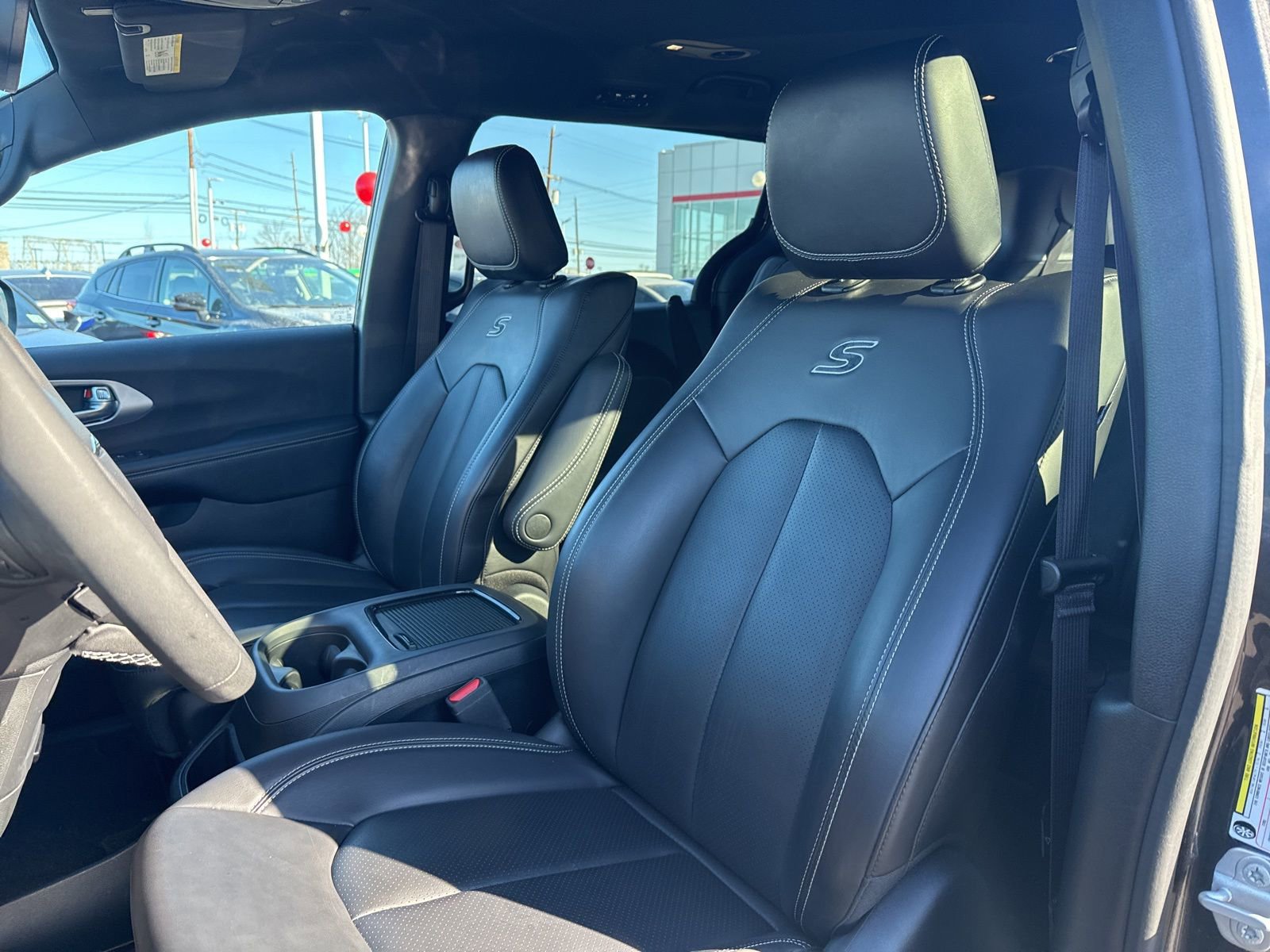 Used 2023 Chrysler Pacifica Touring-L w/ Uconnect Theater Family Group image 13