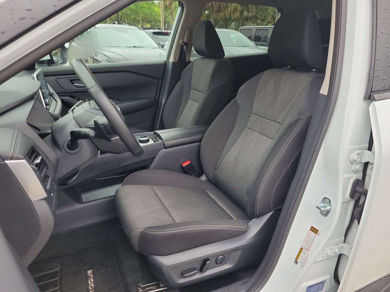 Used 2025 Nissan Rogue SV image 17