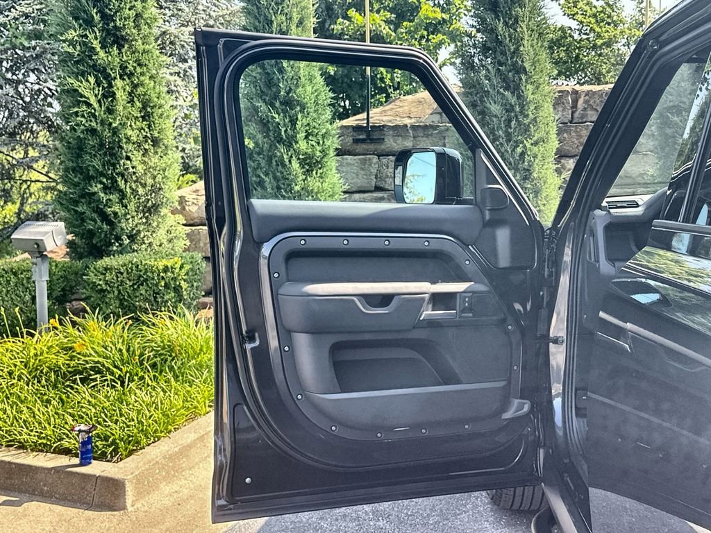 Certified 2025 Land Rover Defender 130 X-Dynamic SE image 17