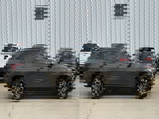 Used 2024 Chevrolet Trax LT w/ Sunroof Package FWD image 3