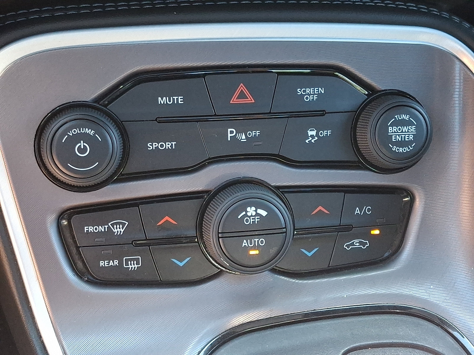 Used 2022 Dodge Challenger SXT w/ Driver Convenience Group AWD/4WD image 15