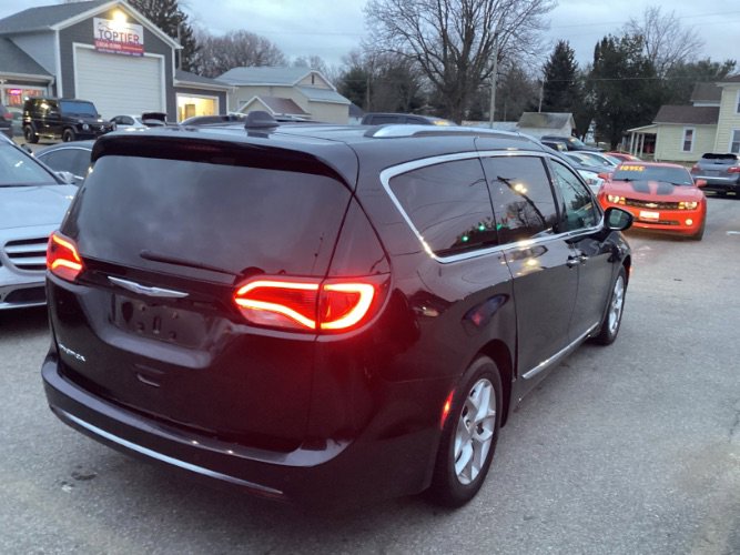 Used 2018 Chrysler Pacifica Touring-L Plus w/ Tire & Wheel Group image 3