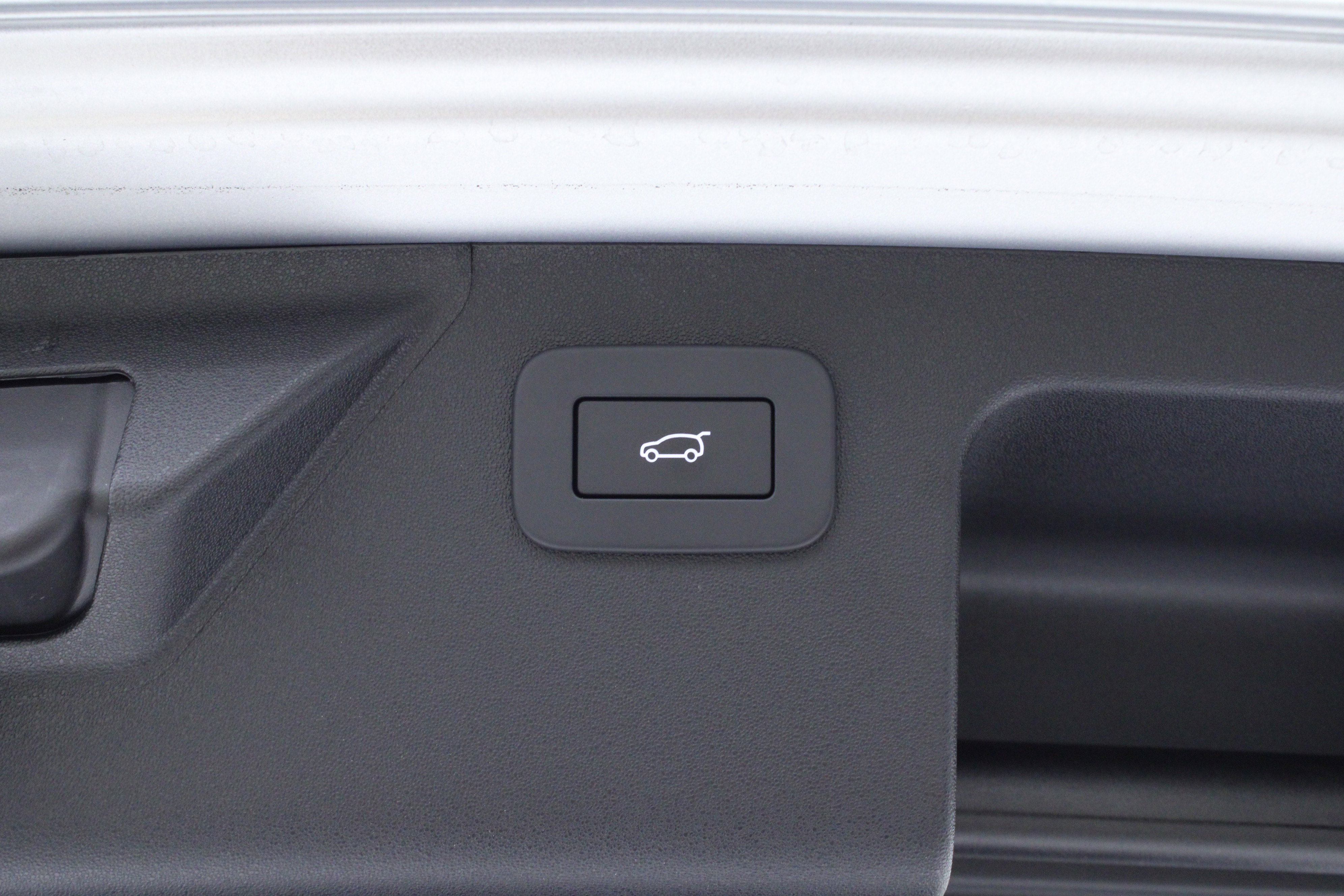 Used 2025 Land Rover Discovery Sport S image 11