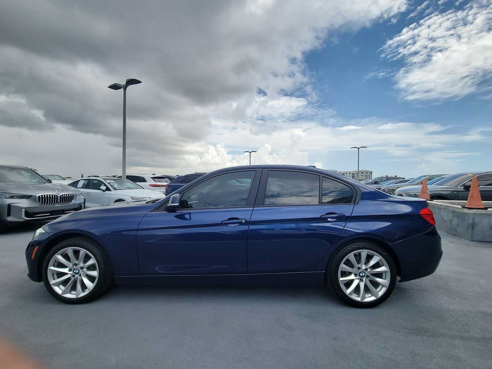 Used 2018 BMW 320i Sedan RWD image 3