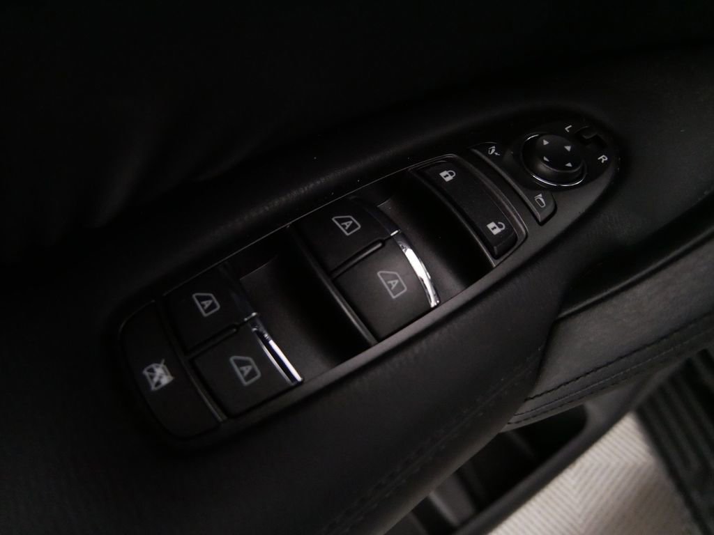 Used 2024 Nissan Armada SL w/ Captain's Chairs Package image 14