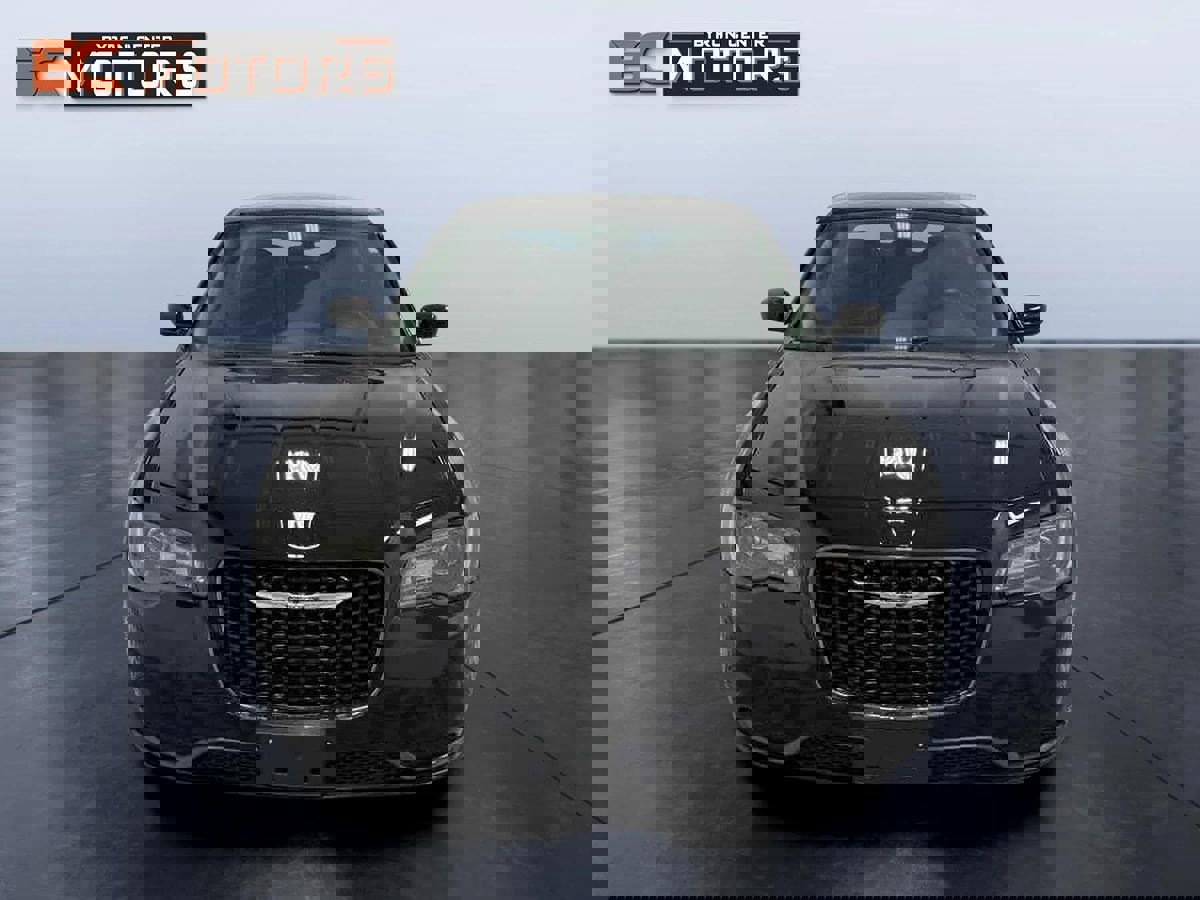 Used 2019 Chrysler 300 Touring w/ Sport Appearance Package image 8