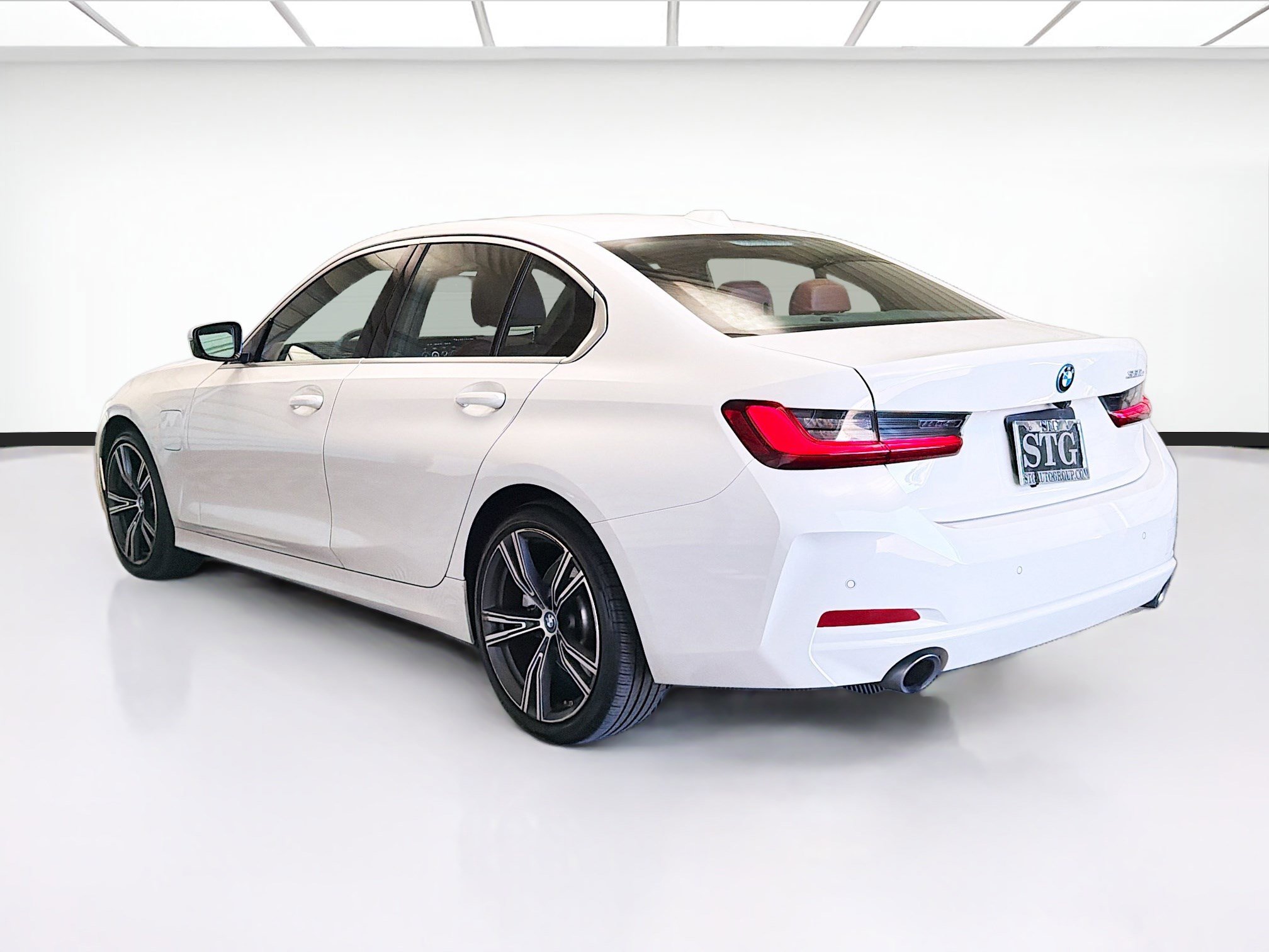 Used 2024 BMW 330e w/ Convenience Package image 6