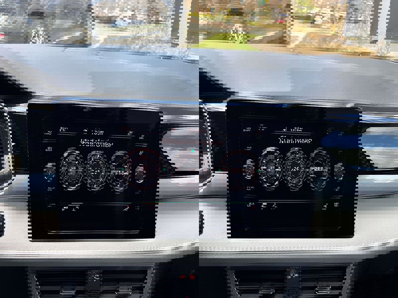 Used 2025 Volkswagen Taos SEL image 30