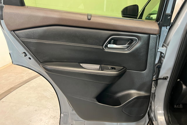 Used 2023 Nissan Rogue Platinum image 18