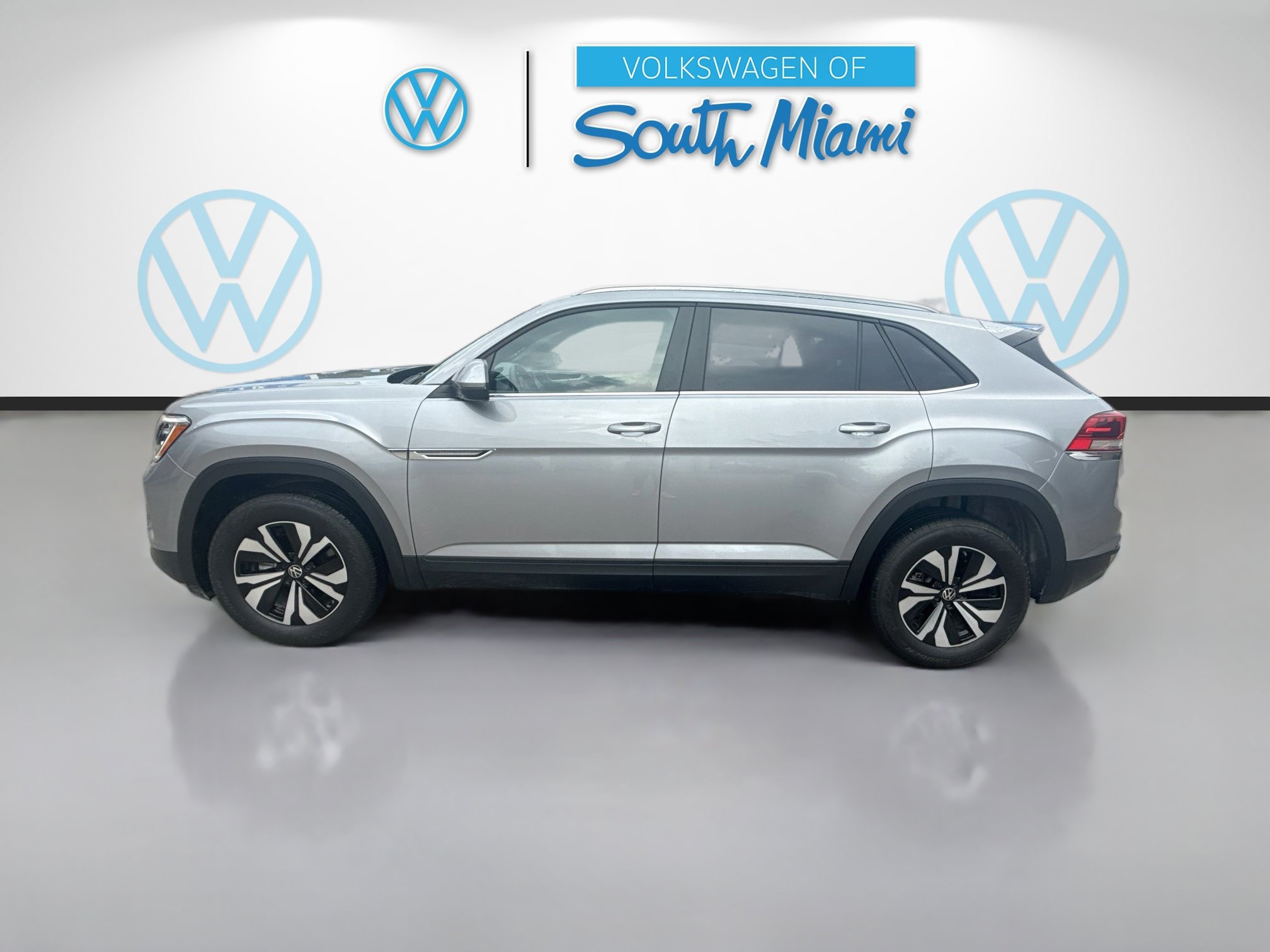 Used 2025 Volkswagen Atlas Cross Sport SE FWD image 4