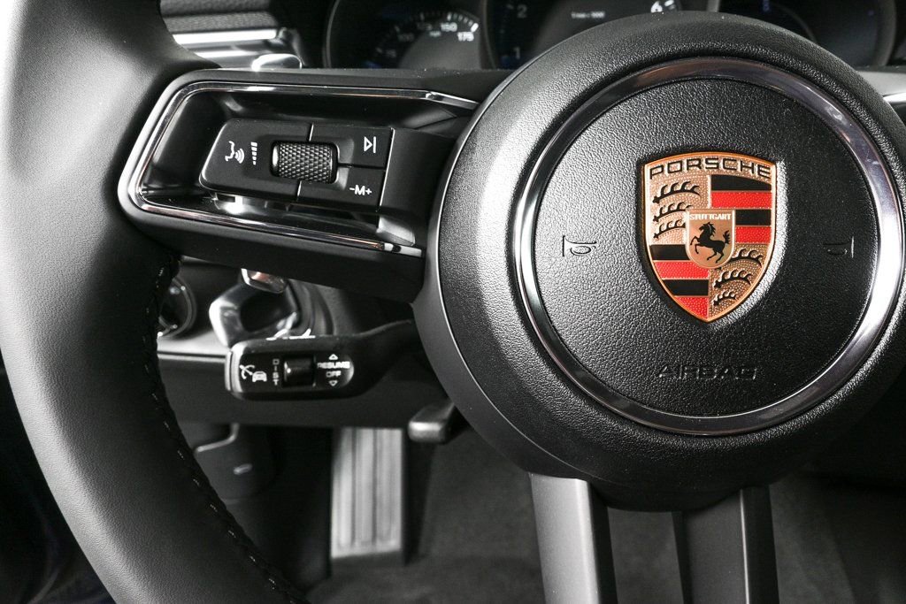 Certified 2025 Porsche Macan image 9