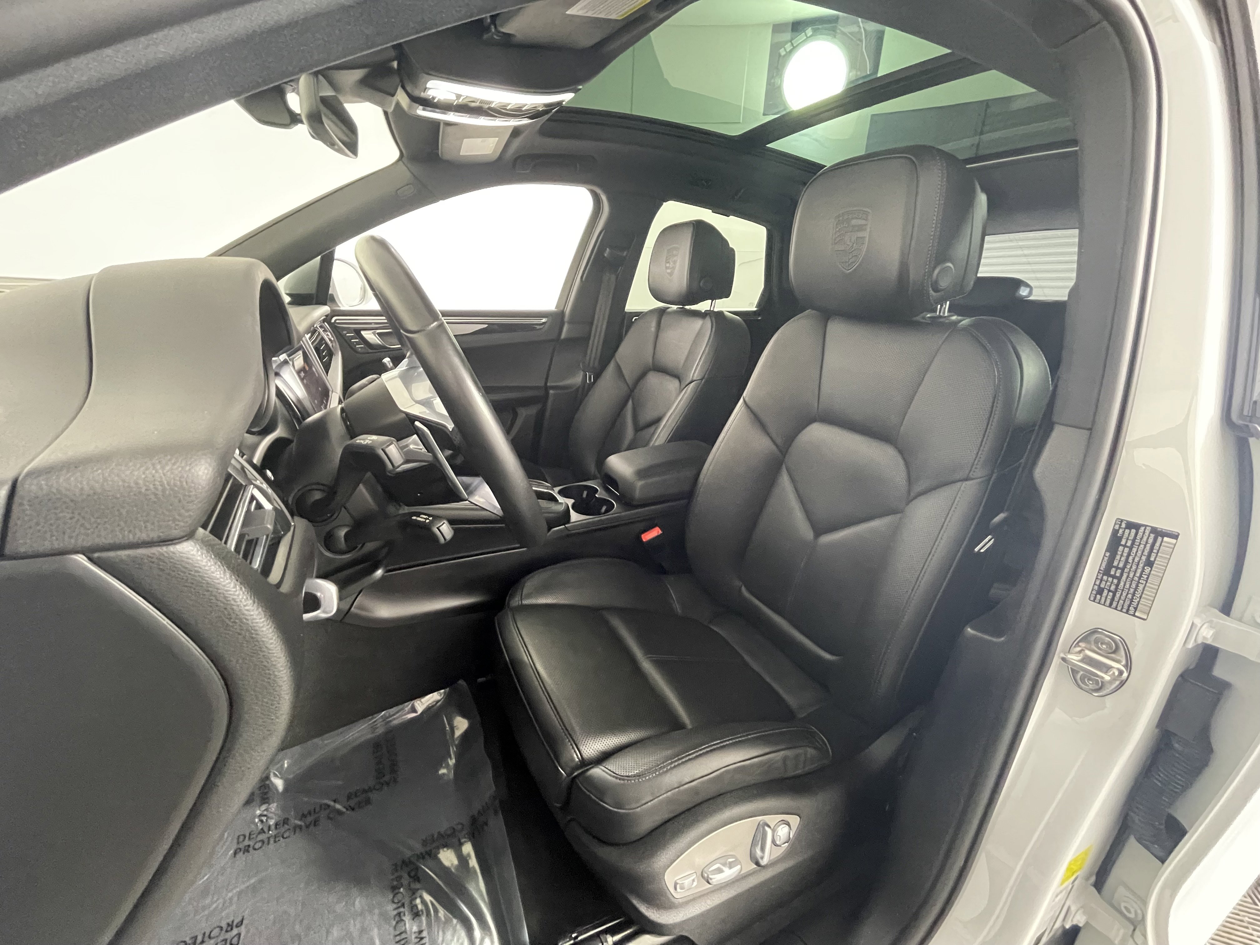 Certified 2021 Porsche Macan image 5