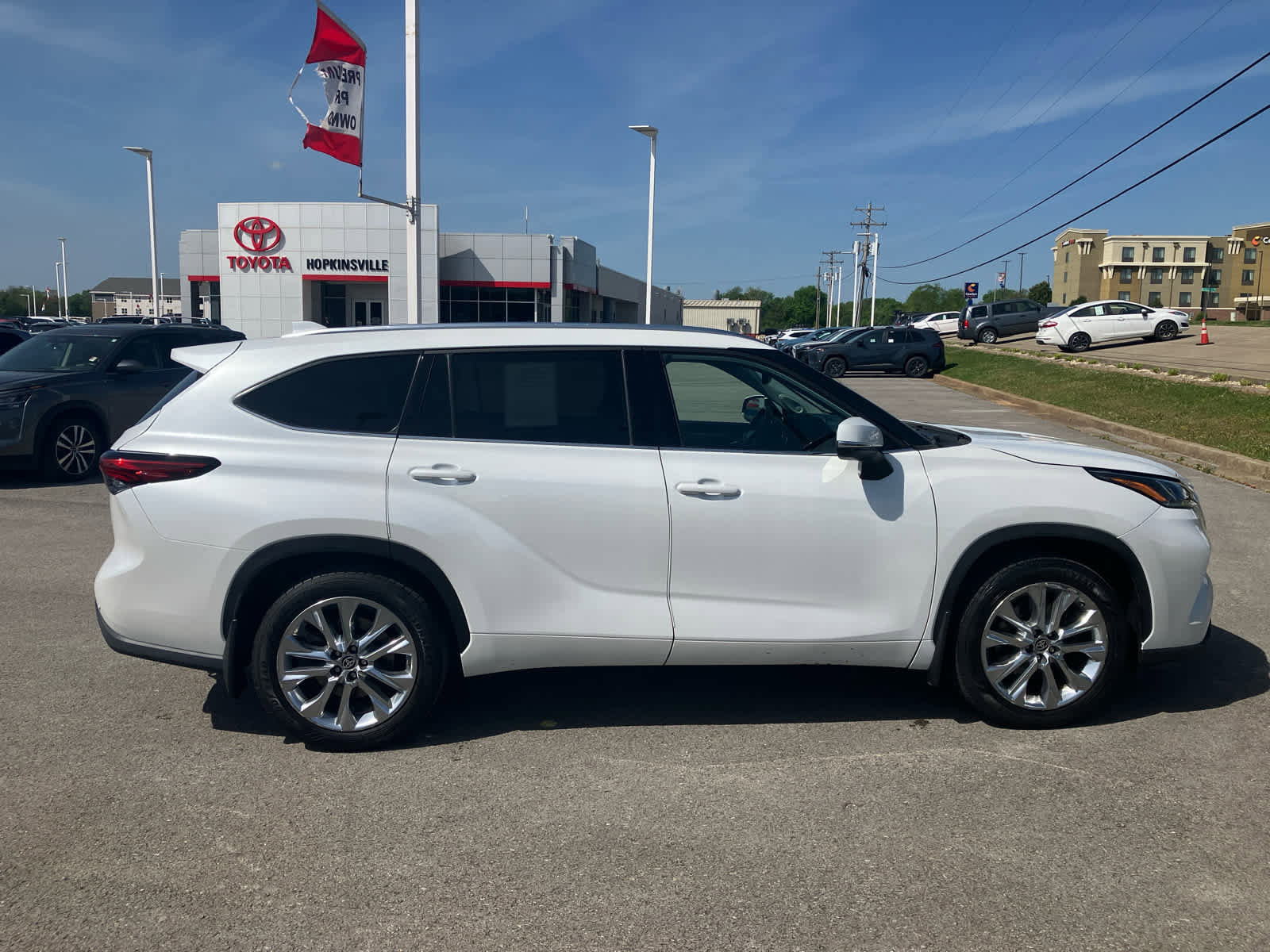 Used 2023 Toyota Highlander Limited image 8