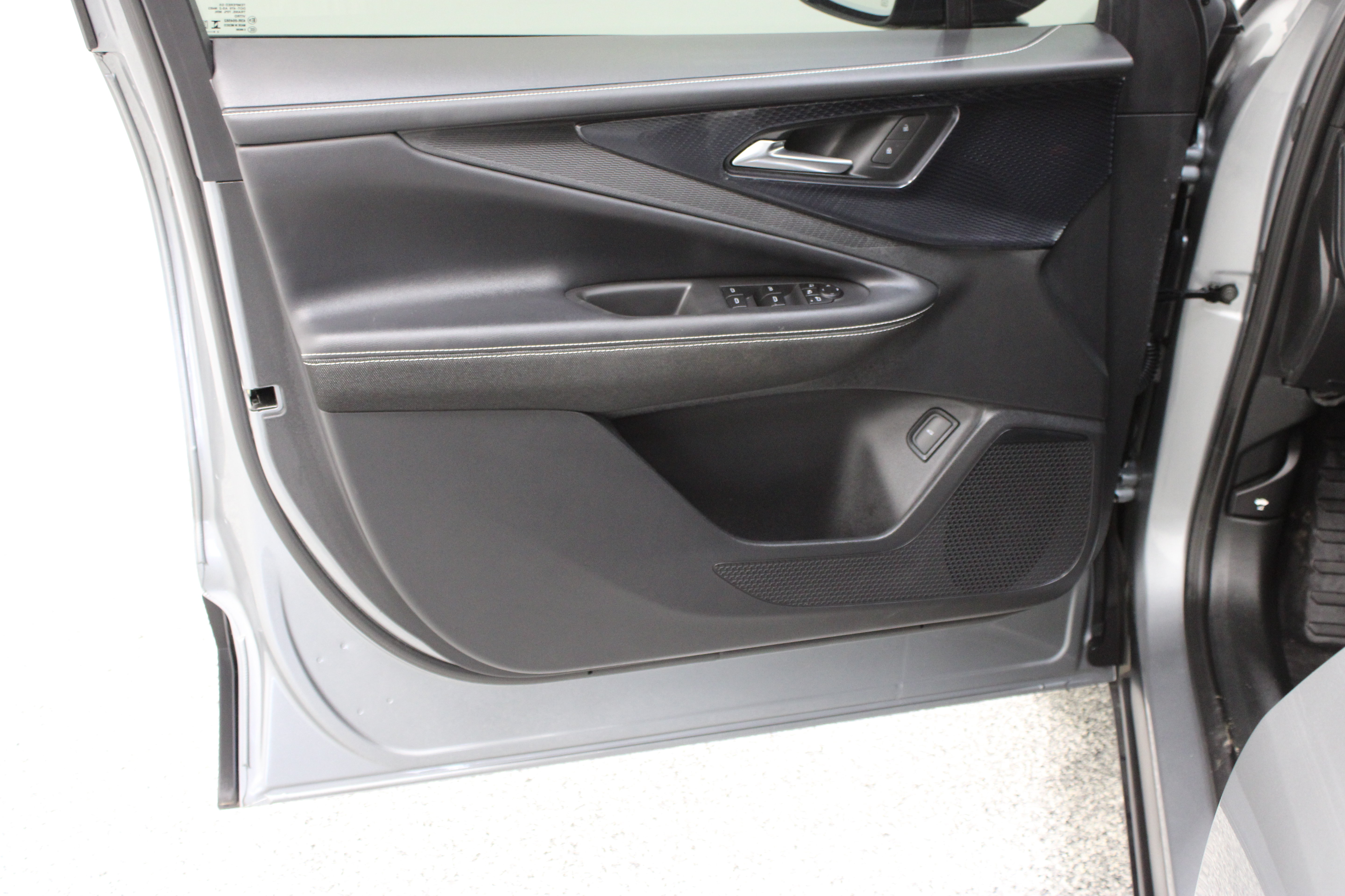Used 2025 Chevrolet Blazer EV LT FWD image 12